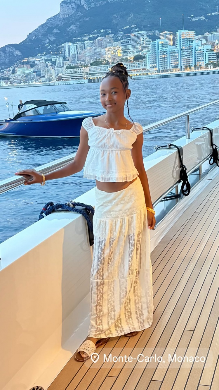 詹姆斯休赛期游艇度假 妻子晒女儿摩纳哥海景照