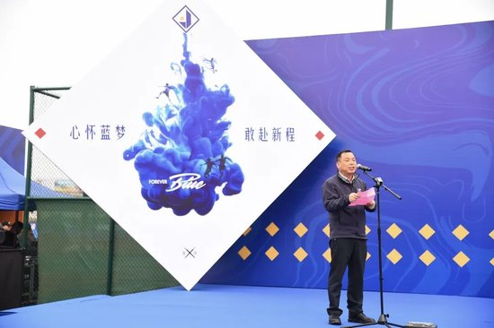 江苏常晋2026赛季出征:获省市级领导授旗 队长苗润东接队旗 江苏常晋2026赛季出征:获省市级领导授旗 队长苗润东接队旗