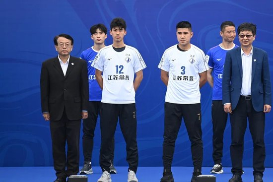 江苏常晋2026赛季出征:获省市级领导授旗 队长苗润东接队旗 江苏常晋2026赛季出征:获省市级领导授旗 队长苗润东接队旗