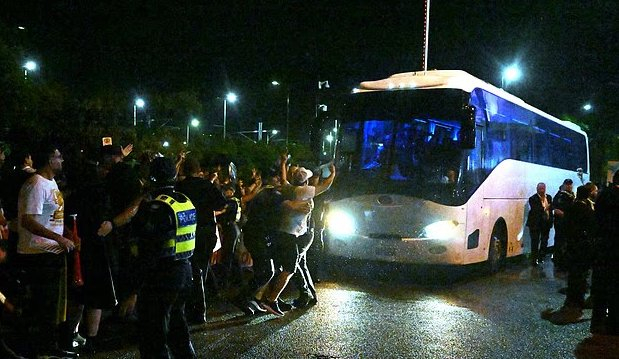 伊朗女足深陷政治漩涡 大巴被围疑似发出求救信号