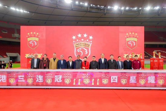 四星耀申城!海港三连冠总结会:徐根宝到场,穆斯卡特获赠竹刻画像 四星耀申城!海港三连冠总结会:徐根宝到场,穆斯卡特获赠竹刻画像