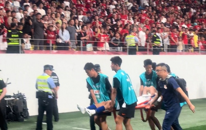 李源一担架抬离球场 泰山跟队确认伤情严重 李源一担架抬离球场 泰山跟队确认伤情严重