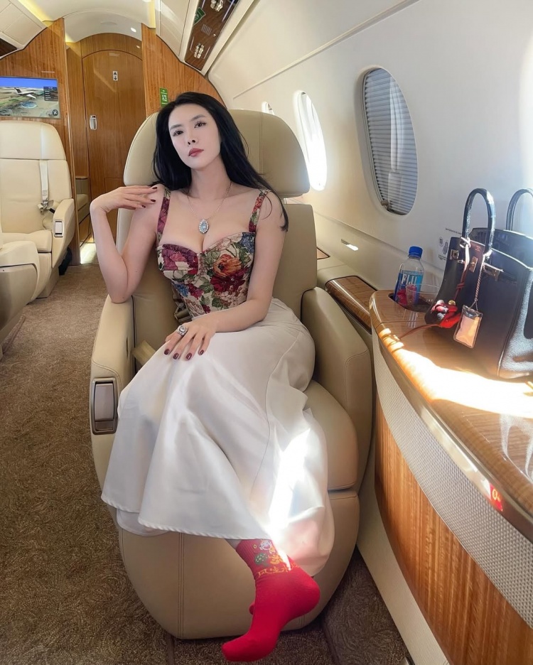职业牌手布兰妮再晒与巴特勒合照 多次同框引关注