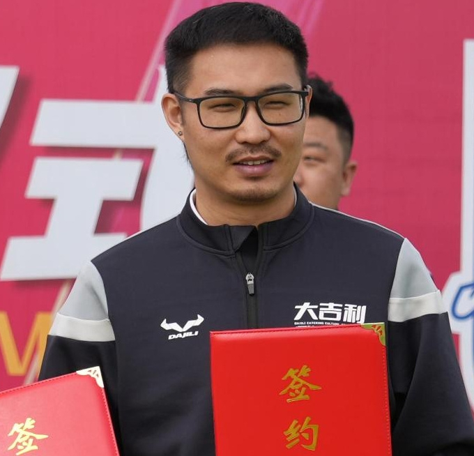 从后厨小工到中超赞助商:前国安球员王栋的曲线创业路 从后厨小工到中超赞助商:前国安球员王栋的曲线创业路