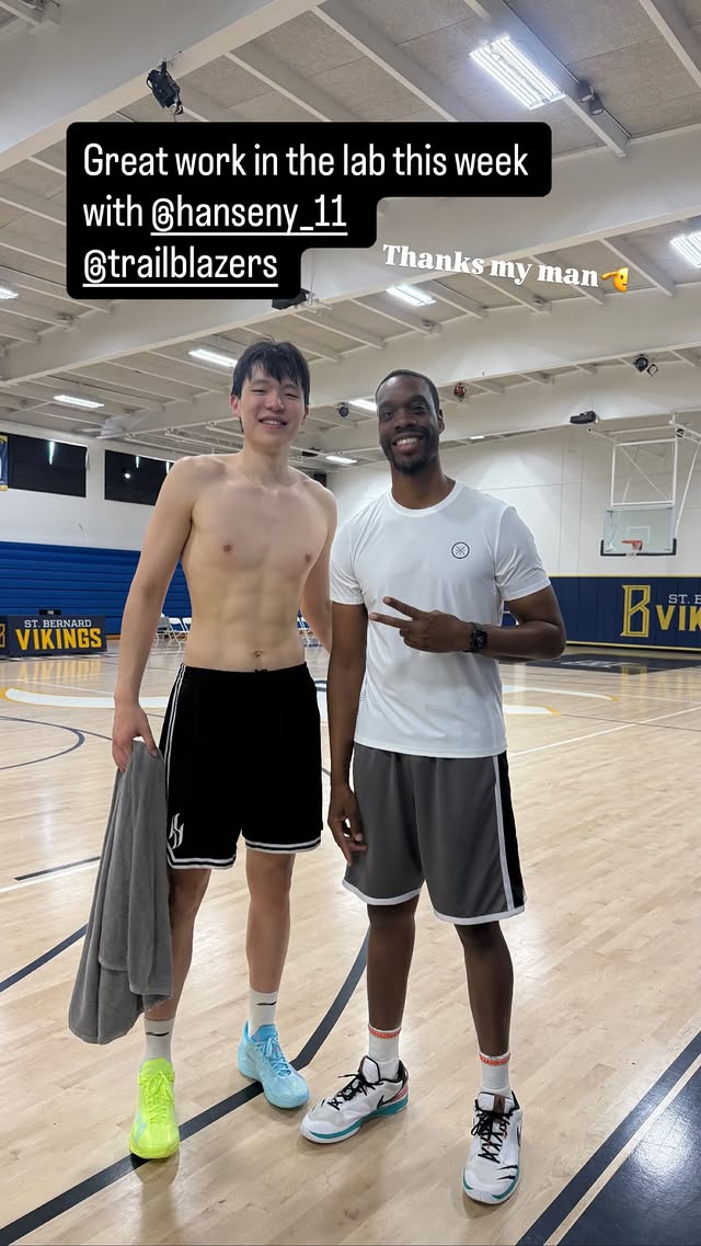 杨瀚森晒休赛期训练照:与训练师合影腹肌线条清晰
