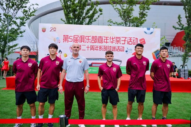 海港嘉年华:梅伦多盼武磊回归,草籽播种象征球迷守望 海港嘉年华:梅伦多盼武磊回归,草籽播种象征球迷守望