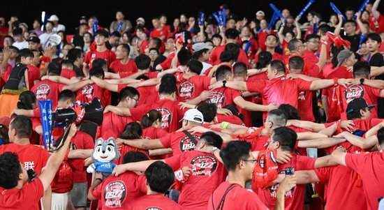 南通队4-0宿迁四连胜领跑积分榜 超25万人观赛创苏超纪录 南通队4-0宿迁四连胜领跑积分榜 超25万人观赛创苏超纪录
