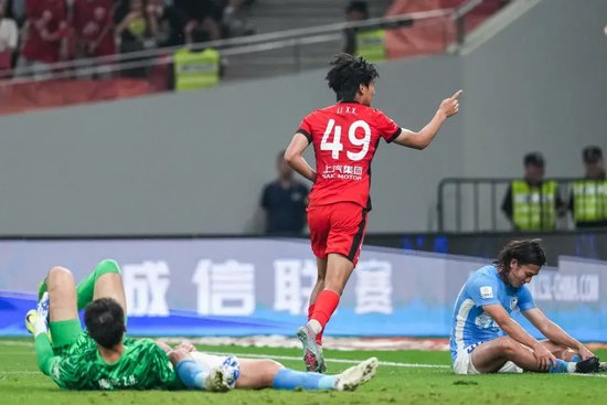 上海海港3-0完胜升班马 19岁李新翔传射建功追赶榜首 上海海港3-0完胜升班马 19岁李新翔传射建功追赶榜首