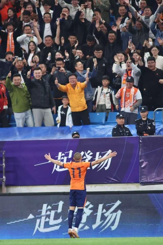 前内马尔队友、青岛海牛前锋韦林顿·席尔瓦:14场6球,争夺中超5月MVP 前内马尔队友、青岛海牛前锋韦林顿·席尔瓦:14场6球,争夺中超5月MVP