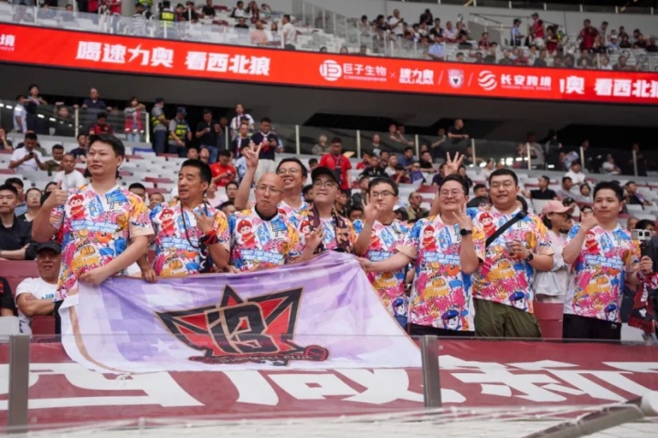 陕西联合主场首秀日:心羽宝贝手绘球衣售罄 1.5万人掌声致敬 陕西联合主场首秀日:心羽宝贝手绘球衣售罄 1.5万人掌声致敬