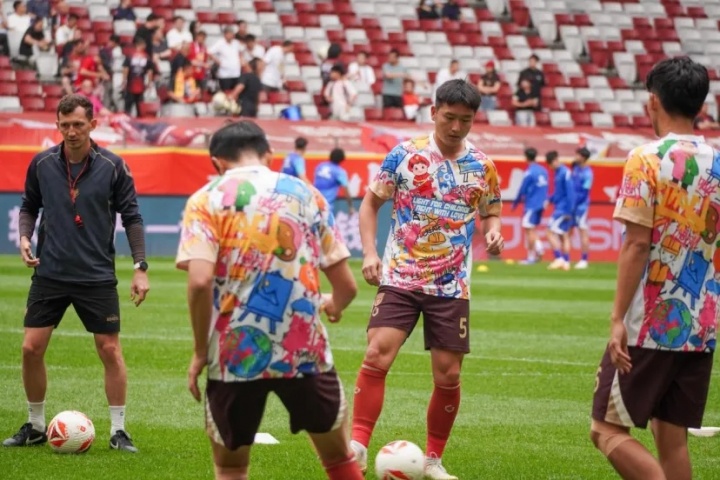 陕西联合主场首秀日:心羽宝贝手绘球衣售罄 1.5万人掌声致敬 陕西联合主场首秀日:心羽宝贝手绘球衣售罄 1.5万人掌声致敬