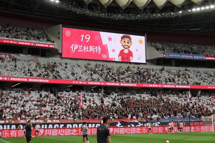 陕西联合主场首秀日:心羽宝贝手绘球衣售罄 1.5万人掌声致敬 陕西联合主场首秀日:心羽宝贝手绘球衣售罄 1.5万人掌声致敬
