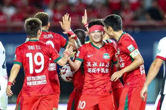 河南3-2成都：阿奇姆彭头槌逆转，拉莫斯首胜争冠队