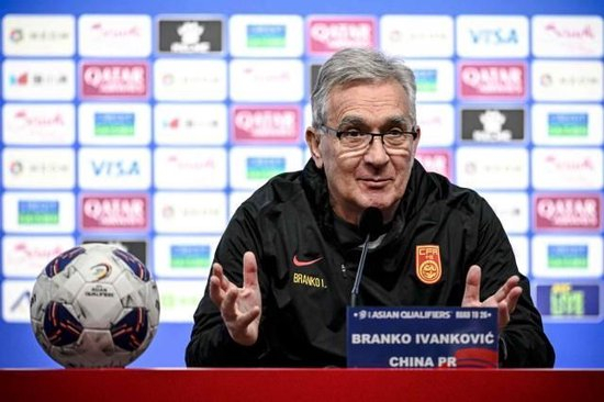 伊万笑对印尼媒体:我有10个前锋可用 国足状态非常好 伊万笑对印尼媒体:我有10个前锋可用 国足状态非常好