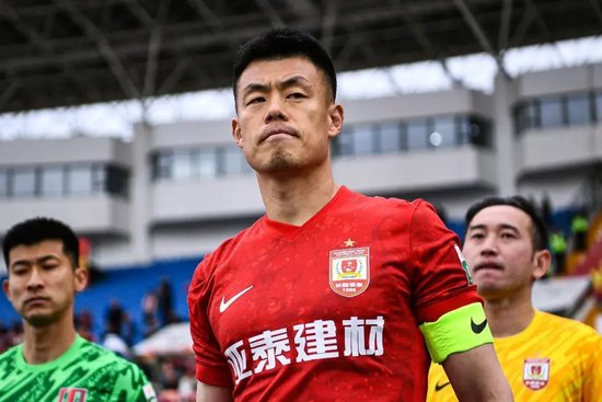 37岁谭龙放话:只要站得住 亚泰旗帜就不会倒 37岁谭龙放话:只要站得住 亚泰旗帜就不会倒