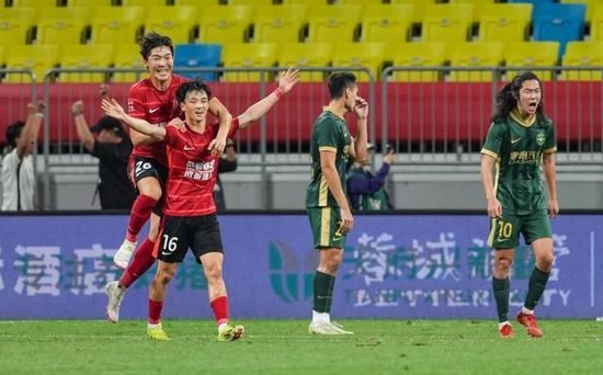 杨明洋30岁终圆国脚梦,成都蓉城再添一名国脚 杨明洋30岁终圆国脚梦,成都蓉城再添一名国脚