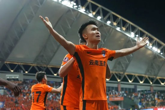 徐宏杰3球1助攻领跑香港帮，玉昆边后卫成中超现象级人物