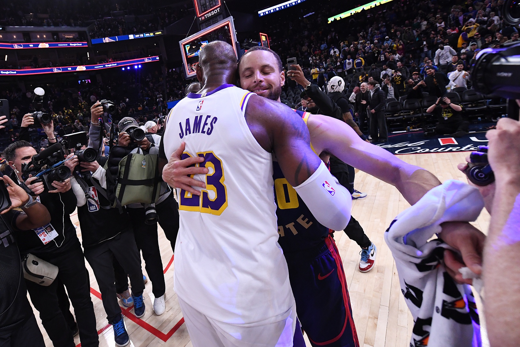 詹姆斯降薪路线图曝光：勇士1510万中产特例可直接签约，无需交易核心阵容