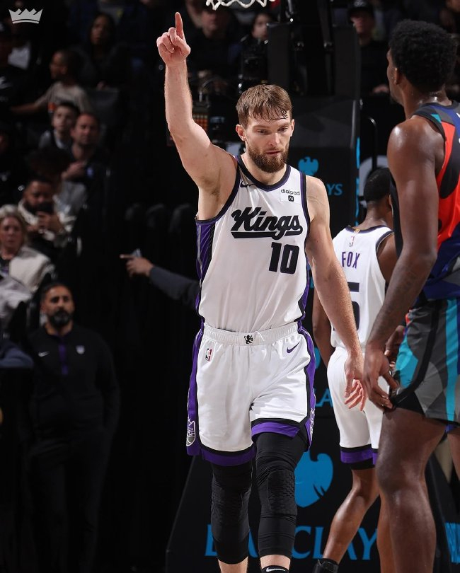 福克斯20分萨博尼斯18+20,国王狂胜篮网30分重返西部第八;马克西52分双加时血战,76人险胜马刺