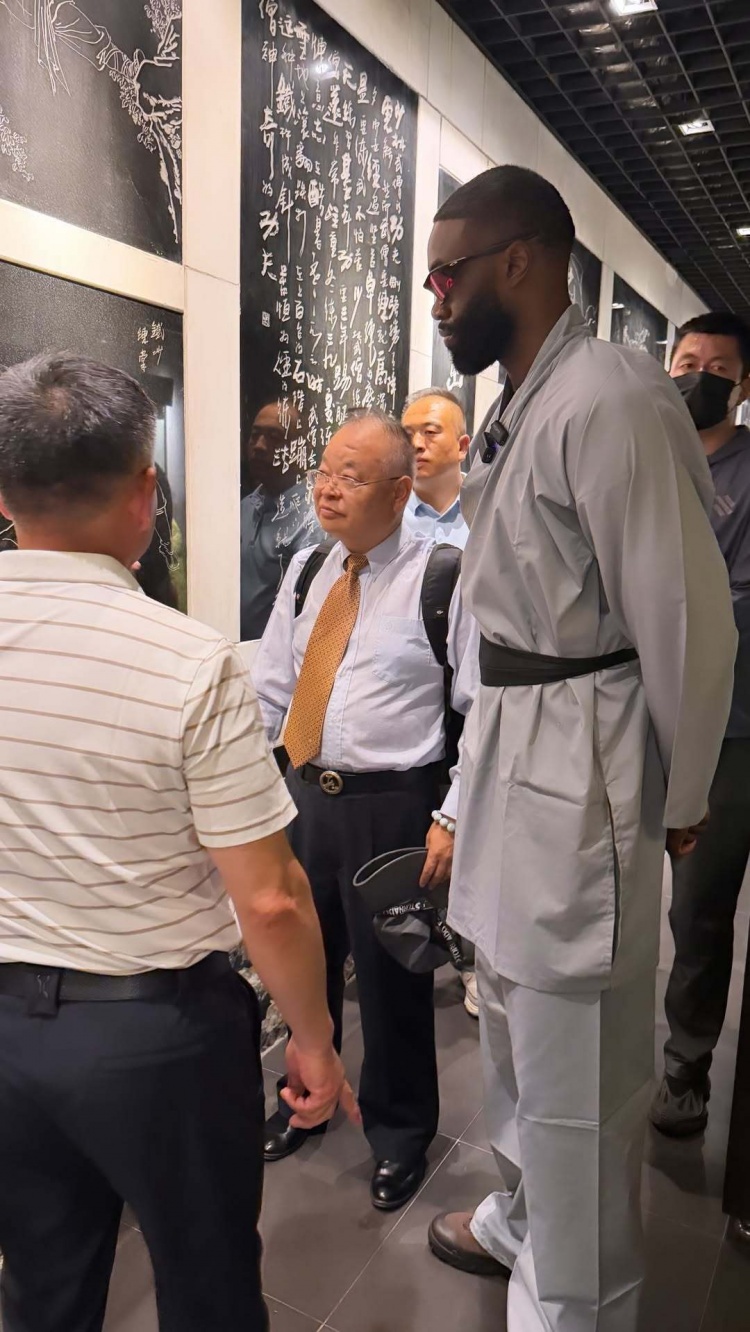 杰伦·布朗少林寺“进修”,绿军社媒调侃甲亢哥同款 杰伦·布朗少林寺“进修”,绿军社媒调侃甲亢哥同款