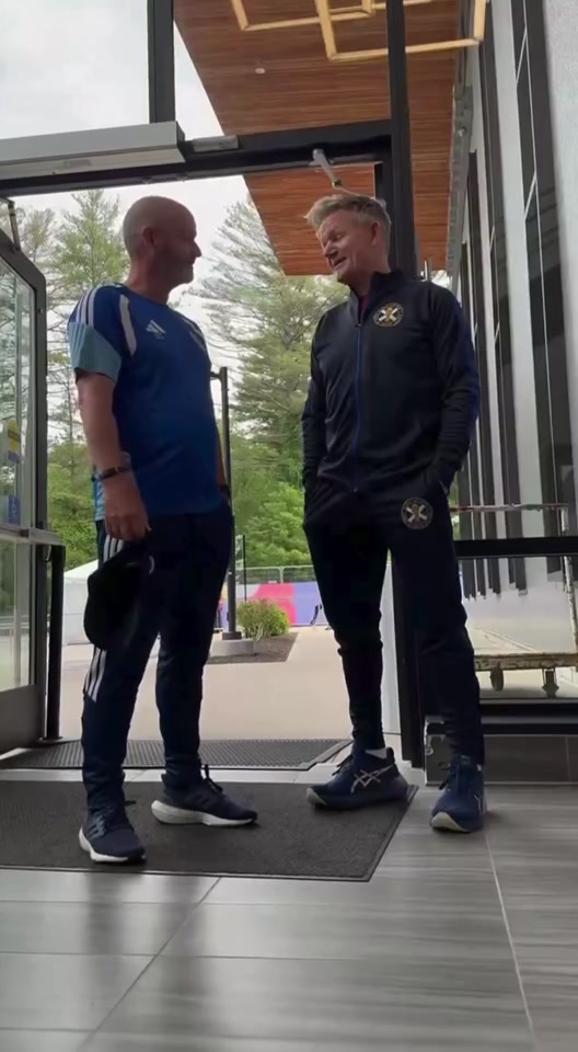 戈登·拉姆齐探营苏格兰,罗伯逊赠26号球衣 戈登·拉姆齐探营苏格兰,罗伯逊赠26号球衣