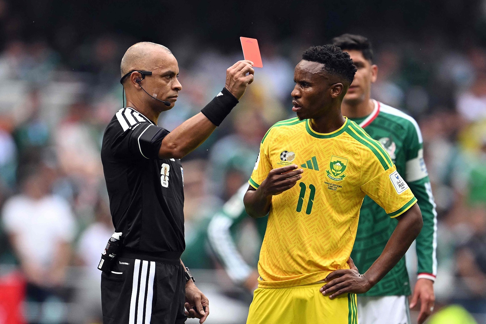 FIFA重罚:南非中场兹瓦内揭幕战红牌遭禁赛三场 FIFA重罚:南非中场兹瓦内揭幕战红牌遭禁赛三场