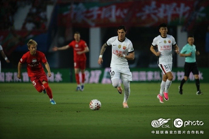 海港客场2-1逆转河南,替补克劳德头槌制胜 海港客场2-1逆转河南,替补克劳德头槌制胜