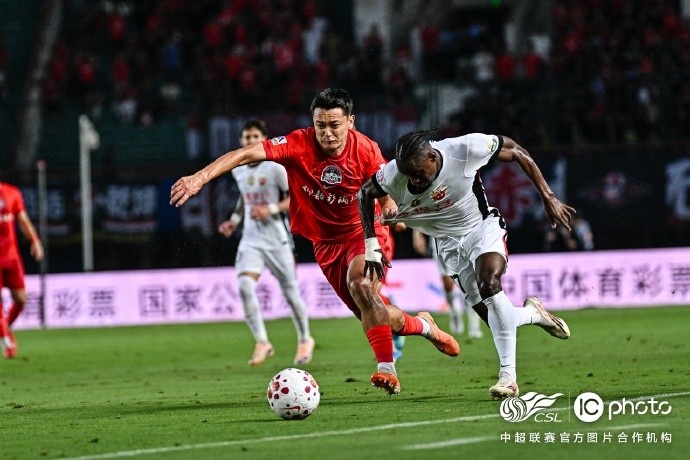 海港客场2-1逆转河南,替补克劳德头槌制胜 海港客场2-1逆转河南,替补克劳德头槌制胜