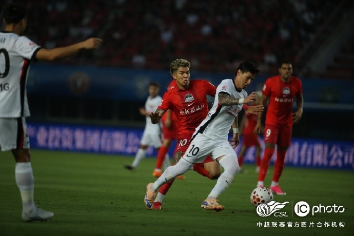 海港客场2-1逆转河南,替补克劳德头槌制胜 海港客场2-1逆转河南,替补克劳德头槌制胜