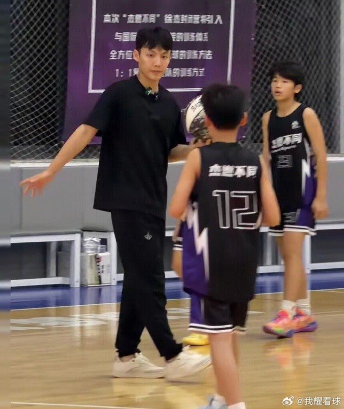 徐杰现身番禺训练营 手把手指导小学员