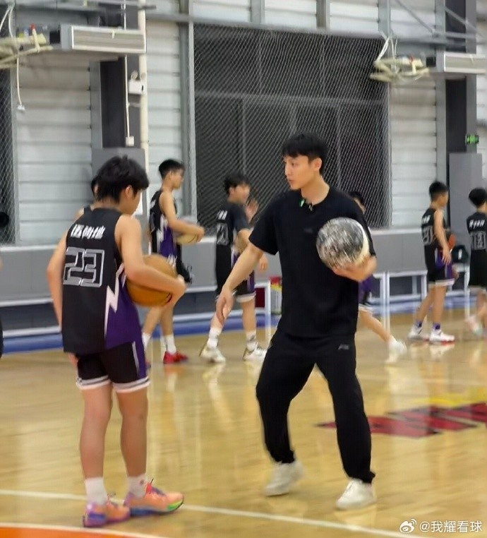徐杰现身番禺训练营 手把手指导小学员