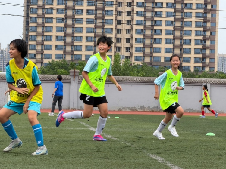 2026亚足联女足日邯郸站:百余基层女孩足球体验 2026亚足联女足日邯郸站:百余基层女孩足球体验