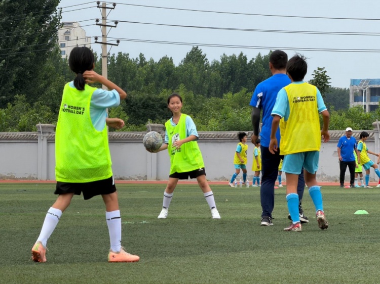 2026亚足联女足日邯郸站:百余基层女孩足球体验 2026亚足联女足日邯郸站:百余基层女孩足球体验
