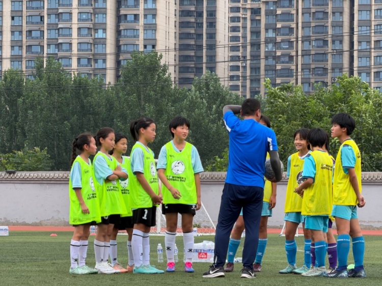 2026亚足联女足日邯郸站:百余基层女孩足球体验 2026亚足联女足日邯郸站:百余基层女孩足球体验