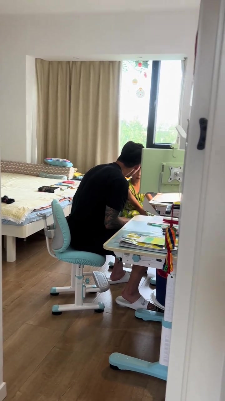 张琳芃辅导作业遇挫:国家队防线难挡数学题 张琳芃辅导作业遇挫:国家队防线难挡数学题