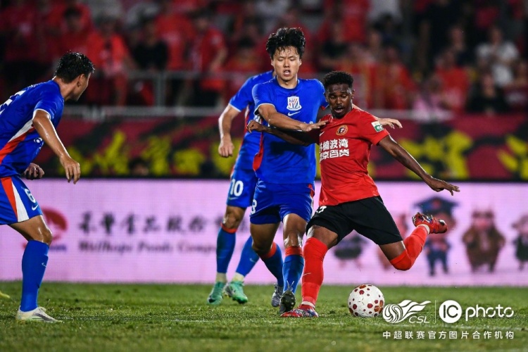 申花客场1-3辽宁铁人 热菲尼奥双响米内罗点射难救主 申花客场1-3辽宁铁人 热菲尼奥双响米内罗点射难救主