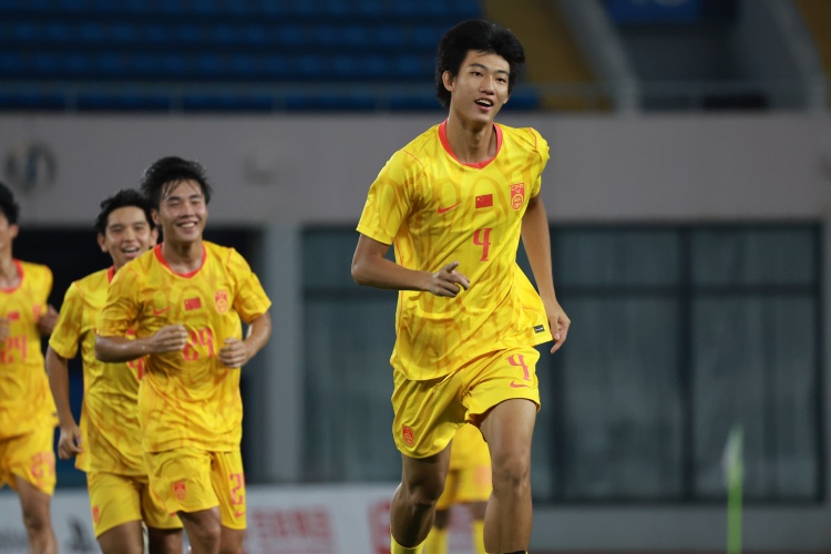 台风取消决赛 U17国足与阿森纳并列夺冠 赵松源当选最佳 台风取消决赛 U17国足与阿森纳并列夺冠 赵松源当选最佳