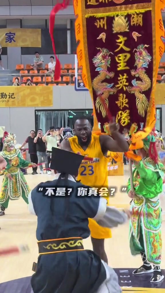 不是?你真会?追梦中国行跳起潮汕英歌舞 动作卖力乐在其中 不是?你真会?追梦中国行跳起潮汕英歌舞 动作卖力乐在其中