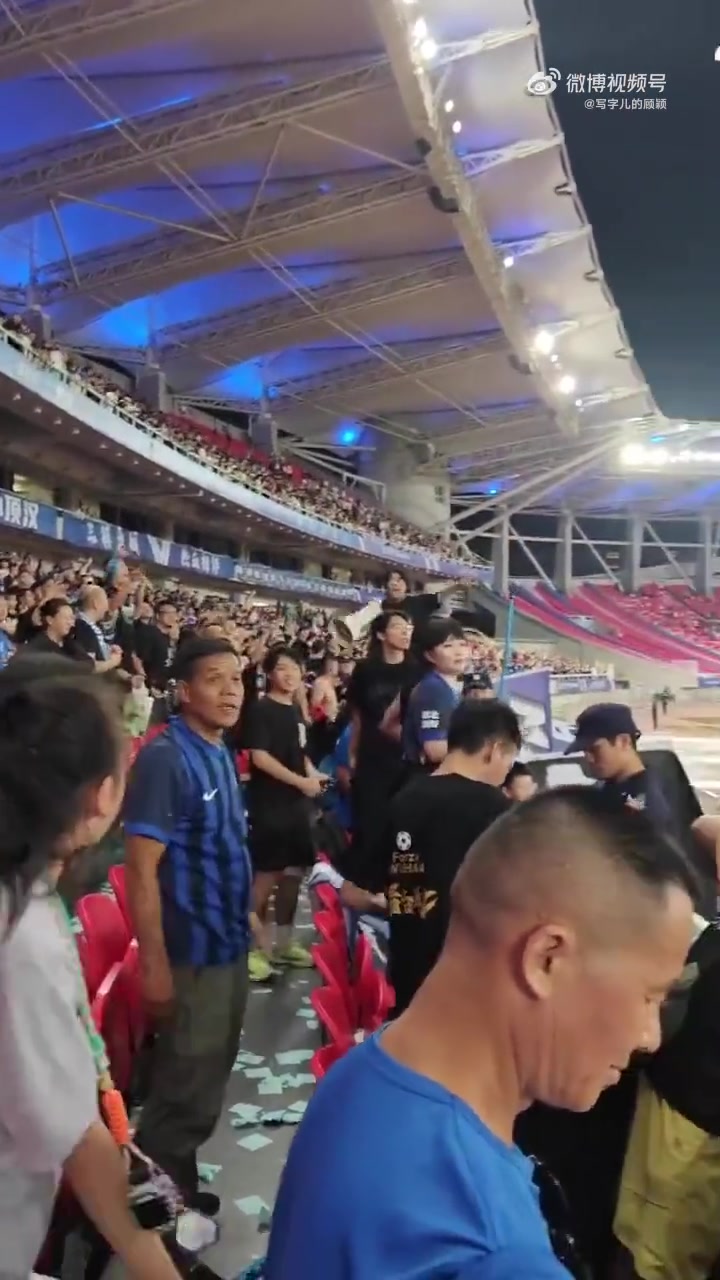 记者转发视频:三镇球迷拿大喇叭领喊侮辱性口号“天津,XXX!” 记者转发视频:三镇球迷拿大喇叭领喊侮辱性口号“天津,XXX!”