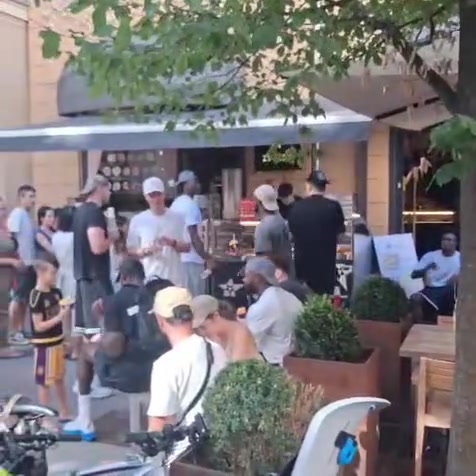 湖人全队路边买冰淇淋引围观 范德彪更是当起了冰淇淋师傅 湖人全队路边买冰淇淋引围观 范德彪更是当起了冰淇淋师傅