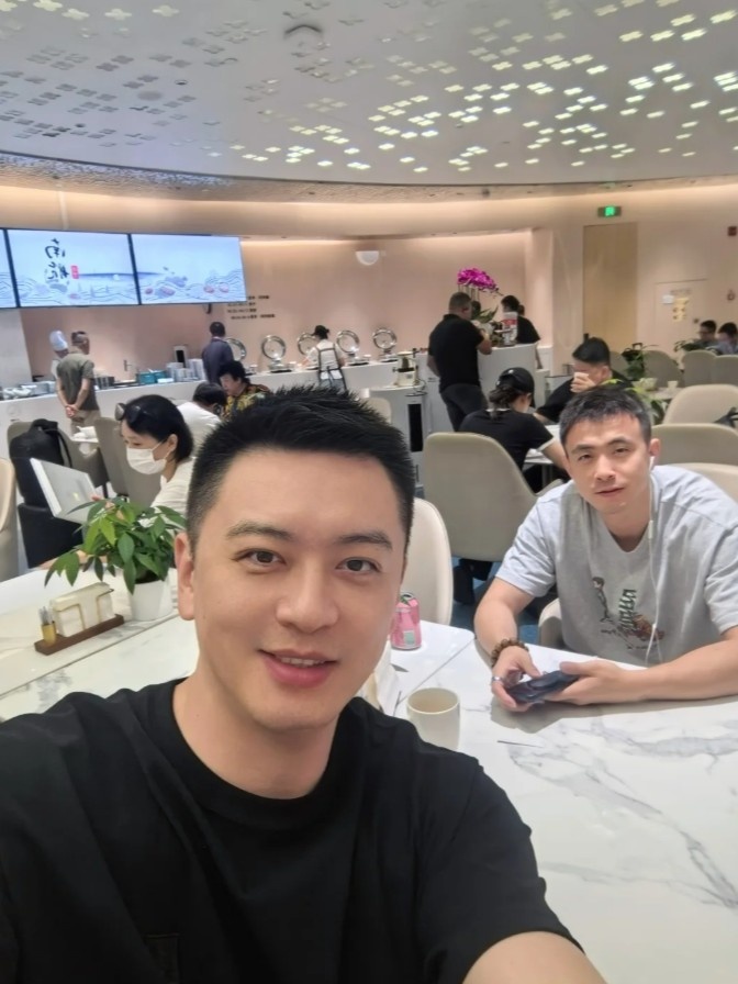 杨鸣晒与赵继伟的合照:机场偶遇中国男篮队长 小伙边线球发不错