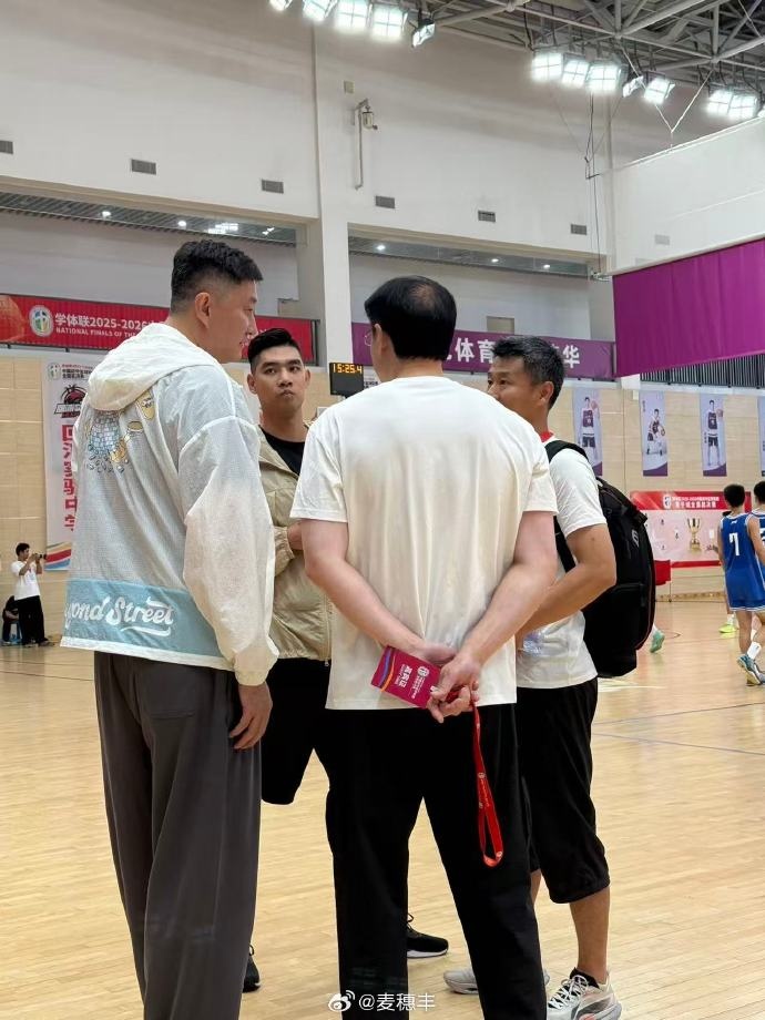 媒体人:广东男篮总教练杜锋现身福州观战初中篮球联赛全国总决赛