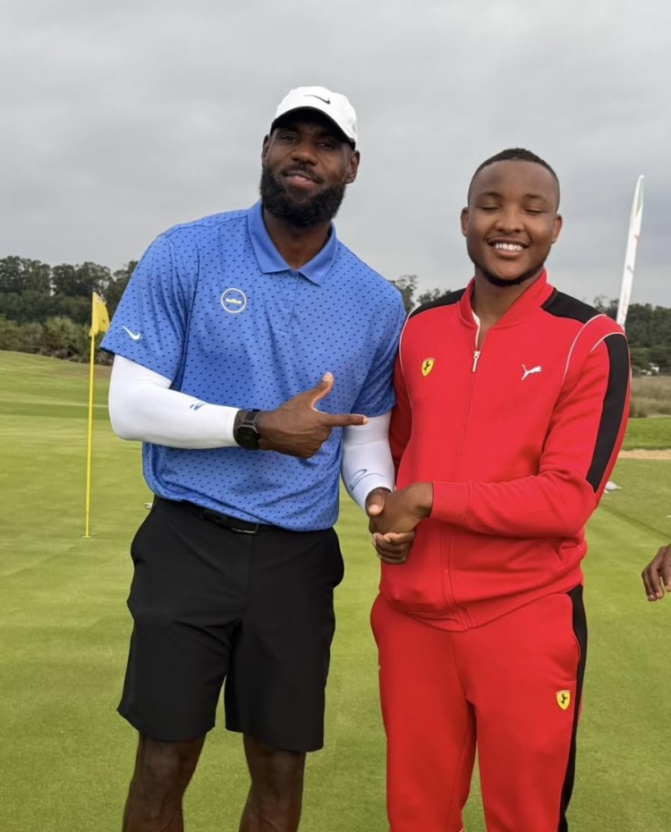 詹姆斯造访安哥拉动态：惬意打高尔夫 出席欢迎晚宴与众人合影