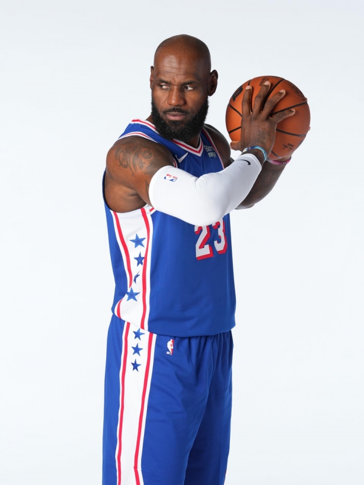 新的征程！詹姆斯晒媒体日组图 身穿76人全新23号球衣亮相
